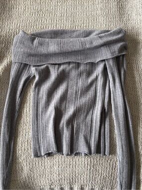 Off-shoulder grey ribbed top